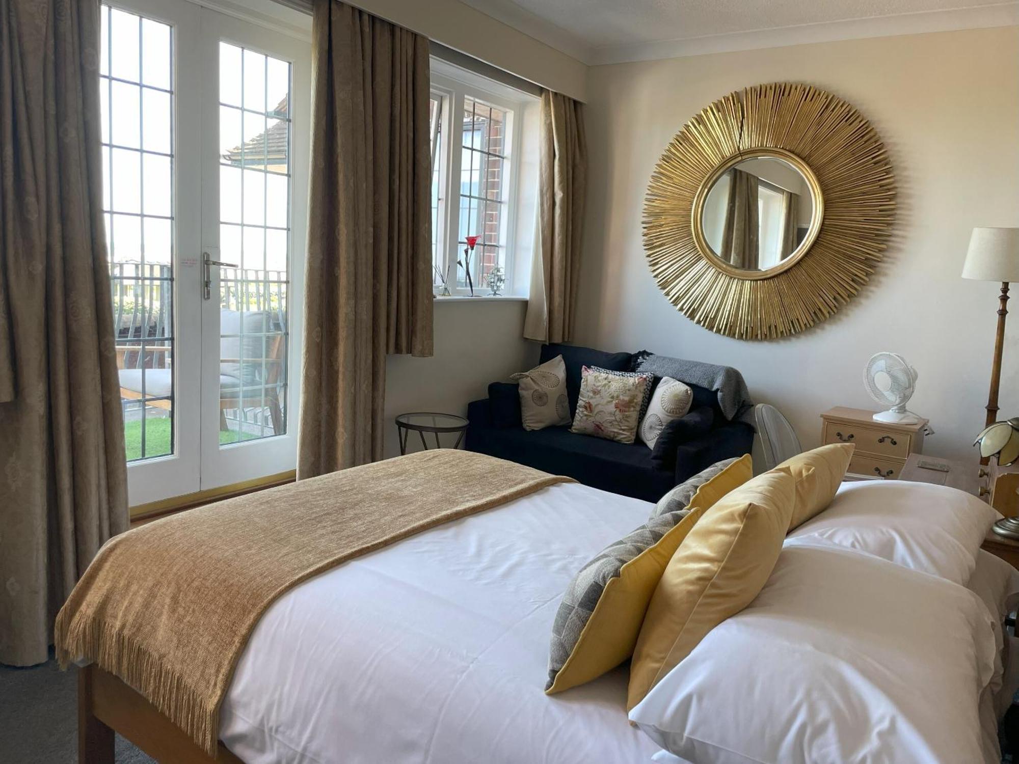 Knights Court Hotel Great Yarmouth Bagian luar foto