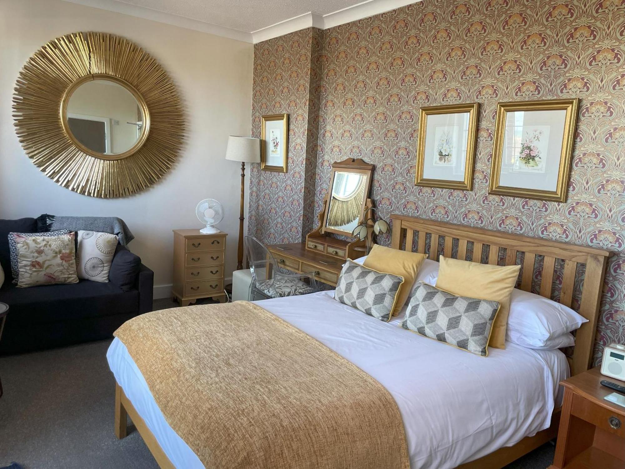 Knights Court Hotel Great Yarmouth Bagian luar foto