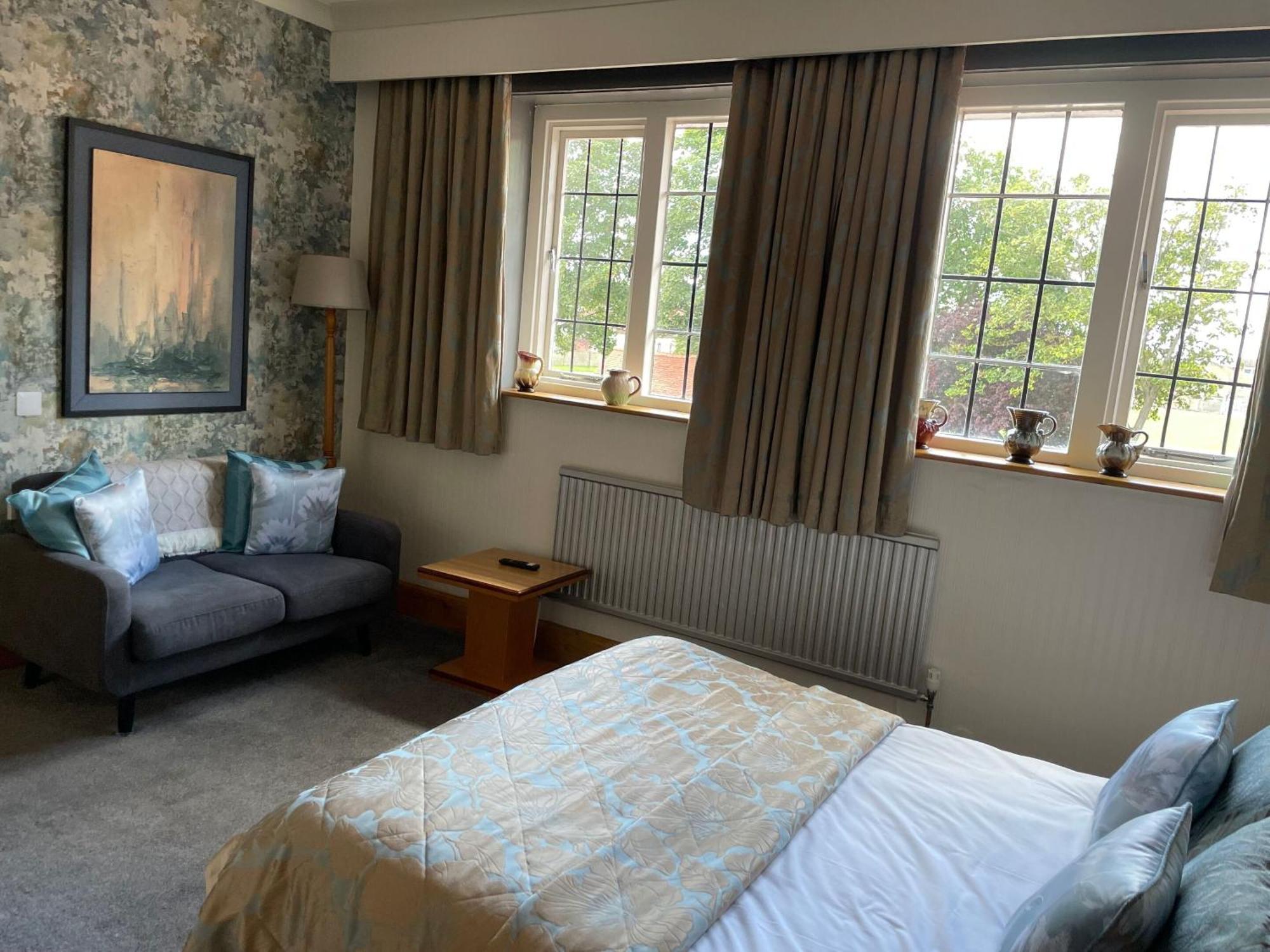 Knights Court Hotel Great Yarmouth Bagian luar foto